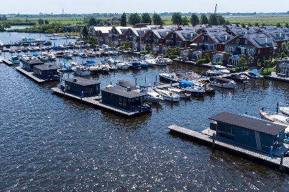 022 Tiny houseboat Uitgeest I