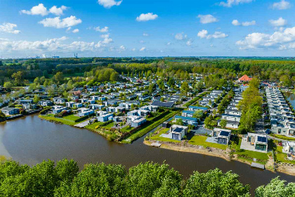 008 4 persoons chalet op vakantiepark Buitenhuizen met buitenzwembad in Velsen Zuid