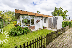 Landelijk ingericht vakantiehuis met mooie tuin voor 4 a 5 personen bij het strand en bos