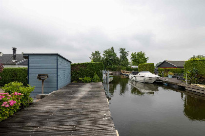 010 4 persoons chalet met serre aan het water nabij Medemblik