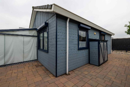 020 4 persoons chalet met serre aan het water nabij Medemblik