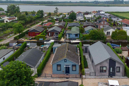 021 4 persoons chalet met serre aan het water nabij Medemblik