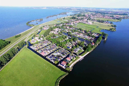 022 4 persoons chalet met serre aan het water nabij Medemblik