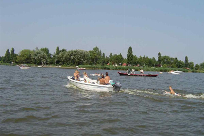 030 4 persoons chalet met serre aan het water nabij Medemblik