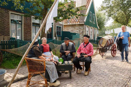 037 4 persoons chalet met serre aan het water nabij Medemblik