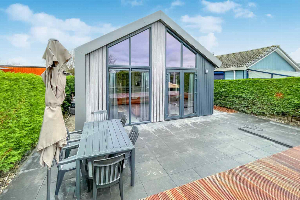 Modern 6 persoons chalet met omheinde tuin aan het water op een vakantiepark