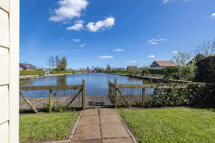 004 Mooi 3 persoons vakantiehuis aan viswater nabij Medemblik aan het IJsselmeer