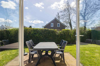 005 Mooi 3 persoons vakantiehuis aan viswater nabij Medemblik aan het IJsselmeer