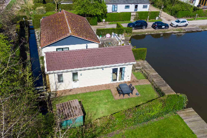 006 Mooi 3 persoons vakantiehuis aan viswater nabij Medemblik aan het IJsselmeer