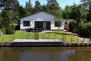 Ruim 10 persoons chalet, aan het water in Wervershoof aan het IJsselmeer