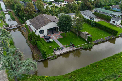 006 Ruim 10 persoons chalet, aan het water in Wervershoof aan het IJsselmeer