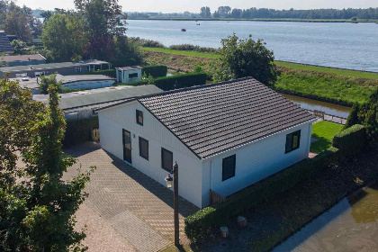 023 Ruim 10 persoons chalet, aan het water in Wervershoof aan het IJsselmeer