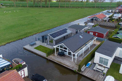 013 Vakantiehuis voor 6 personen, met terras aan het water in Wervershoof aan het IJsselmeer