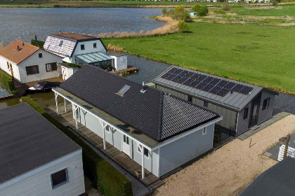 017 Vakantiehuis voor 6 personen, met terras aan het water in Wervershoof aan het IJsselmeer