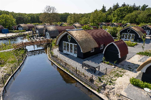 Moderne 6 persoons vakantiehuis gelegen aan de vijver in de bossen nabij Giethoorn