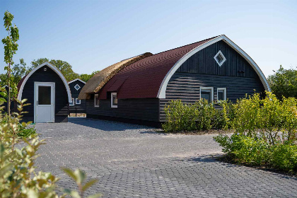 010 Moderne 6 persoons vakantiehuis gelegen aan de vijver in de bossen nabij Giethoorn