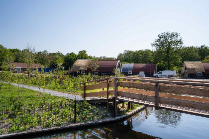 014 Moderne 6 persoons vakantiehuis gelegen aan de vijver in de bossen nabij Giethoorn