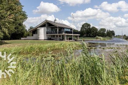 039 Heerlijke vakantievilla aan het water, vlakbij Giethoorn