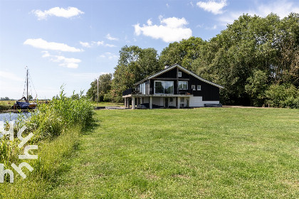 050 Heerlijke vakantievilla aan het water, vlakbij Giethoorn