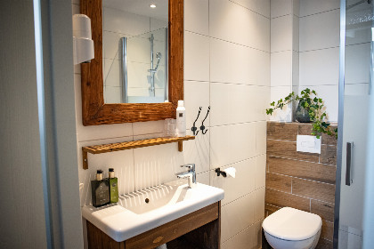 010 Knus 2 persoons appartement met uitzicht op het water en maritiem interieur in Blokzijl