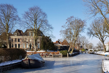011 Knus 2 persoons appartement met uitzicht op het water en maritiem interieur in Blokzijl