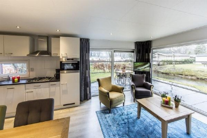 001 Chalet voor 4 personen met terras aan het water in Steenwijk