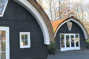 Groepsaccommodatie voor 16 personen op een vakantiepark in de bossen nabij Giethoorn