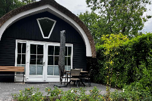 Luxe rietgedekte cottage voor 4 personen, gelegen aan de bosrand op een vakantiepark