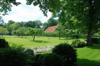 010 Mooi 2 persoons boerderijappartement met uitzicht over prachtige boomgaard