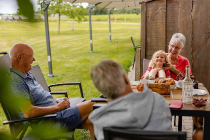 004 Comfortabel boerderij appartement voor 2 personen op een rustige camping in Den Ham