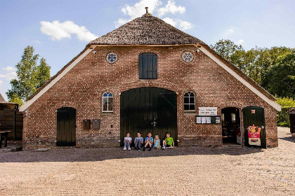 008 Gezellig boerderij appartement voor 4 personen op een camping in het landelijke Den Ham