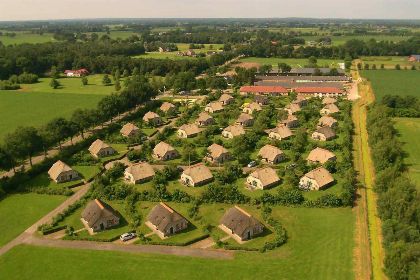 023 Vrijstaande zespersoons vakantieboerderij op een vakantiepark in Den Ham