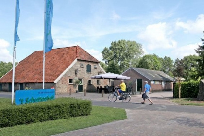 017 Heerlijk 4 persoons Lodge op een vakantiepark nabij Enter   Salland