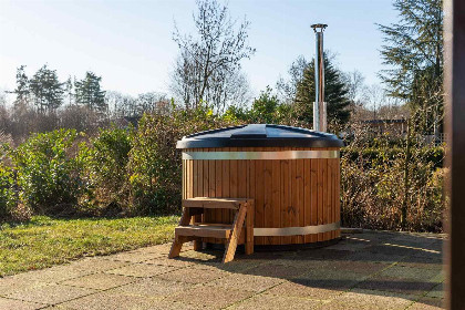 003 Lodge voor 4 personen met hottub aan de bosrand van Vakantiecentrum 't Schuttenbelt