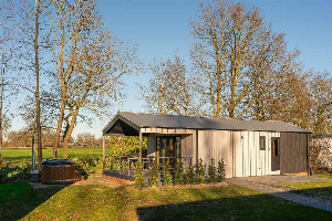 Luxe 2 persoons lodge met prive sauna en hottub op een vakantiepark nabij Enter   Salland