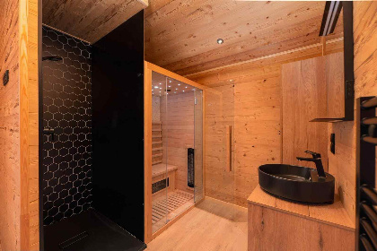 005 Luxe 2 persoons lodge met prive sauna en hottub op een vakantiepark nabij Enter   Salland