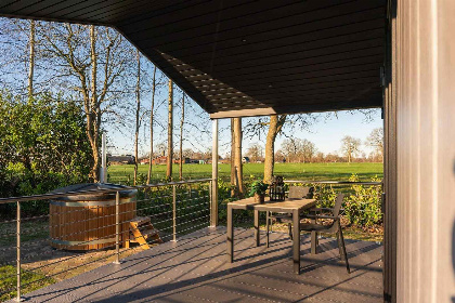 006 Luxe 2 persoons lodge met prive sauna en hottub op een vakantiepark nabij Enter   Salland