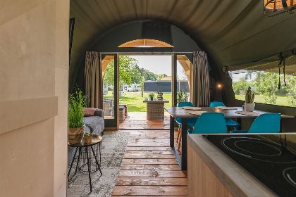 008 Luxe Lodgetent XL met prive sanitair | 4 pers