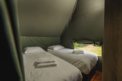 012 Luxe Lodgetent XL met prive sanitair | 4 pers