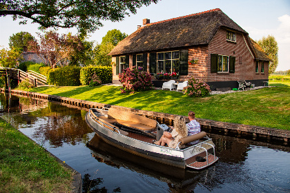 012 6 persoons vakantiehuis aan het water, te midden in het oude centrum van Giethoorn