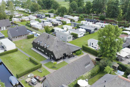 025 6 persoons vakantiehuis aan het water, te midden in het oude centrum van Giethoorn