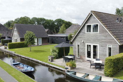 027 6 persoons vakantiehuis aan het water, te midden in het oude centrum van Giethoorn