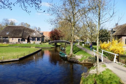 029 6 persoons vakantiehuis aan het water, te midden in het oude centrum van Giethoorn