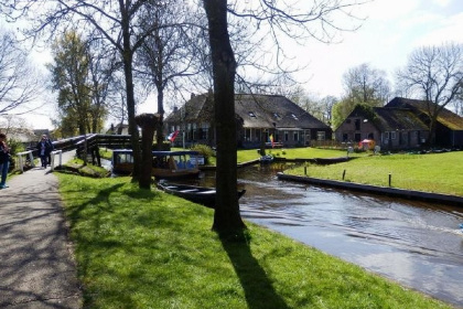 032 6 persoons vakantiehuis aan het water, te midden in het oude centrum van Giethoorn