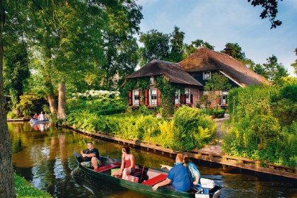 033 6 persoons vakantiehuis aan het water, te midden in het oude centrum van Giethoorn