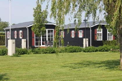 005 Chalet voor 4 personen op een vakantiepark aan het water in Giethoorn, Overijssel