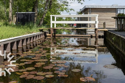 001 Comfortabele 2 persoons woonboot nabij Giethoorn met prachtig uitzicht over het meer