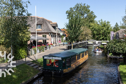 011 Comfortabele 2 persoons woonboot nabij Giethoorn met prachtig uitzicht over het meer