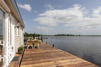 017 Comfortabele 2 persoons woonboot nabij Giethoorn met prachtig uitzicht over het meer