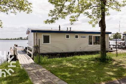 018 Comfortabele 2 persoons woonboot nabij Giethoorn met prachtig uitzicht over het meer